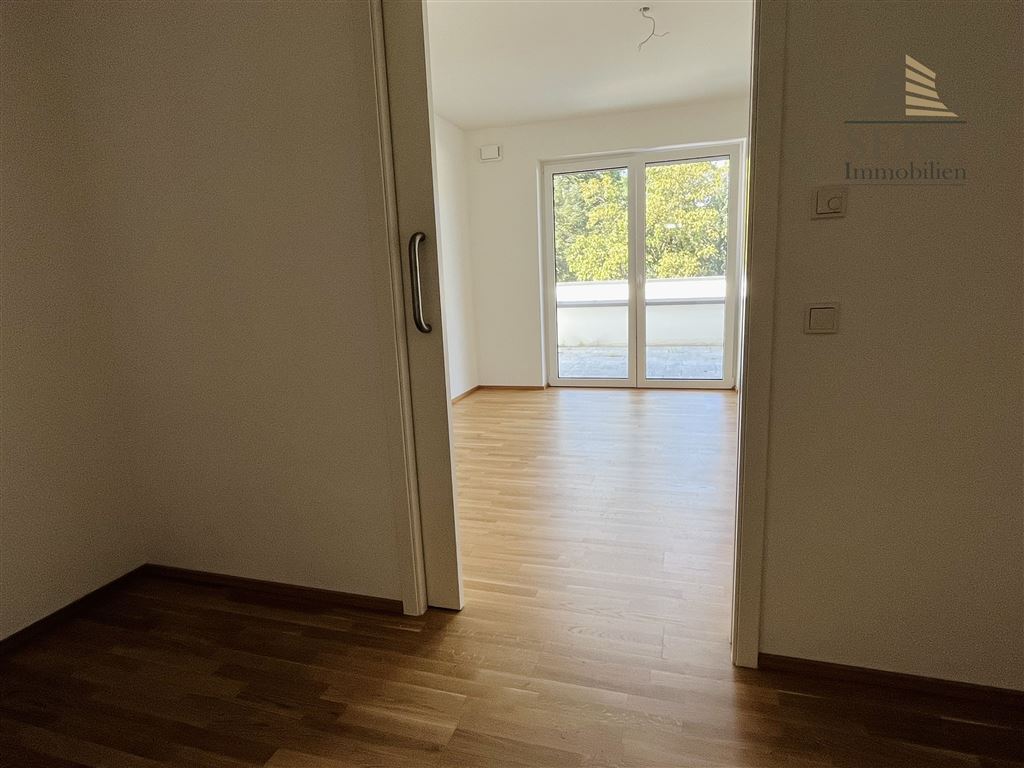 Ankleidezimmer mit Blick ins Schlafzimmer